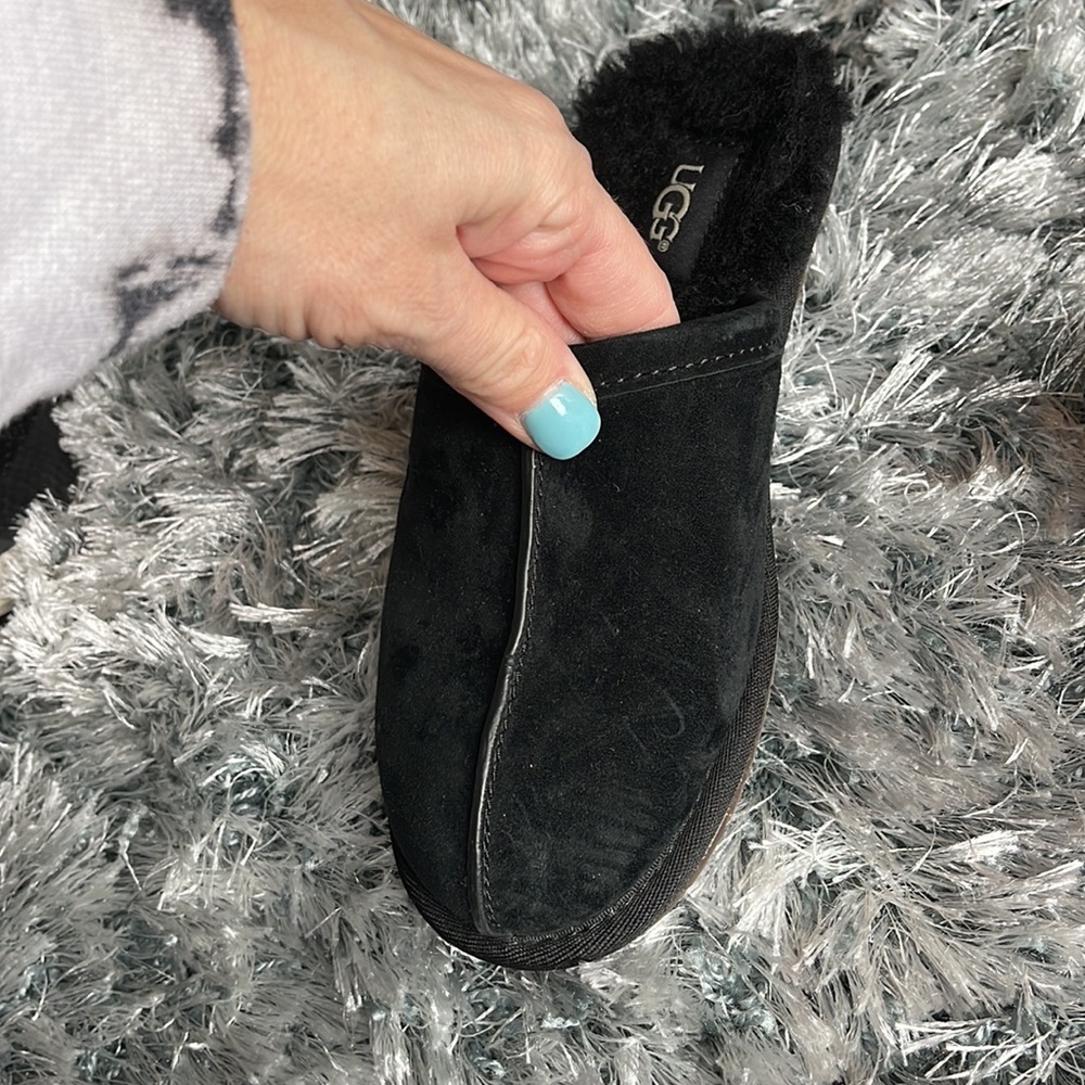 Ugg Slipper - Picture 4 of 11
